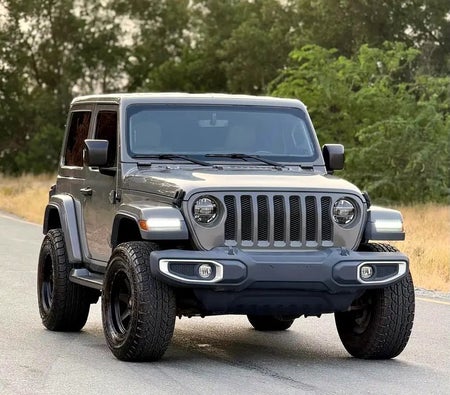 Серый Jeep Wrangler Sahara 2021 год Серый Jeep Wrangler Sahara 2021 год