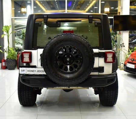 Белый Jeep Wrangler Sport 2017 год