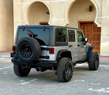 Серый Jeep Wrangler Sport 2016 год Серый Jeep Wrangler Sport 2016 год