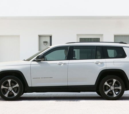 White Jeep Grand Cherokee 2023