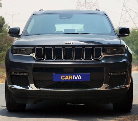 Gray Jeep Grand Cherokee 2023