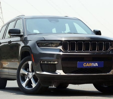 Gray Jeep Grand Cherokee 2023