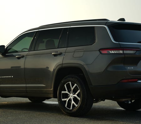 Gray Jeep Grand Cherokee 2024