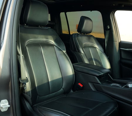 Gray Jeep Grand Cherokee 2024
