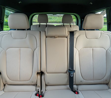 Белый Jeep Grand Cherokee 2025 год