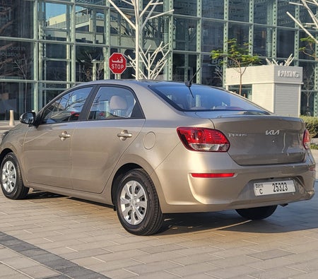 Golden Kia Pegas 2023
