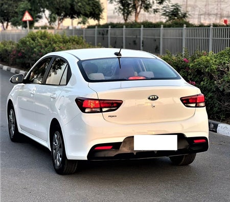 White Kia Rio 2021