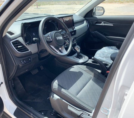 White Kia Seltos 2022