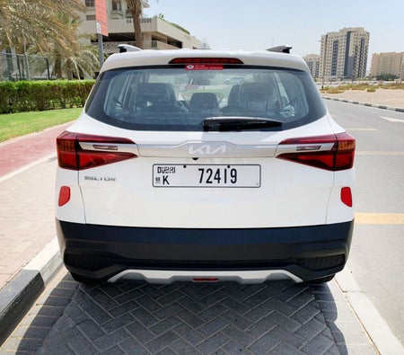 White Kia Seltos 2022
