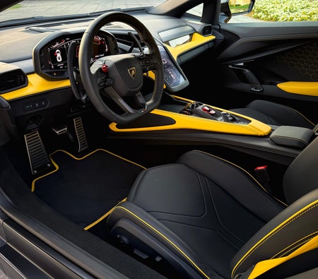Lamborghini Revuelto 2024