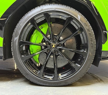Green Lamborghini Urus 2023