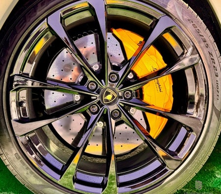 Green Lamborghini Urus S 2025