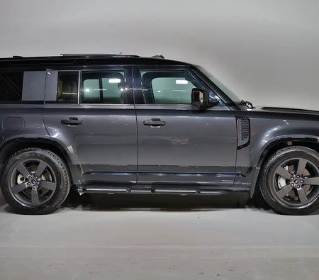 Серый Land Rover Defender 2025 год