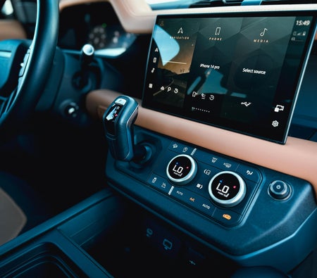 Land Rover Defender 2024