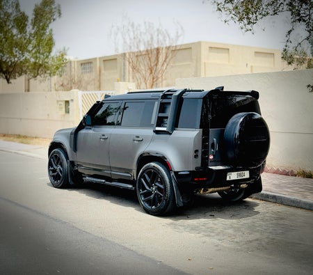 Матовый серый Land Rover Defender V6 2022 год