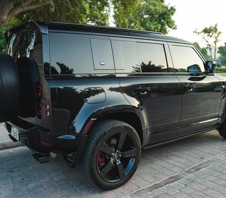 Black Land Rover Defender V6 2024