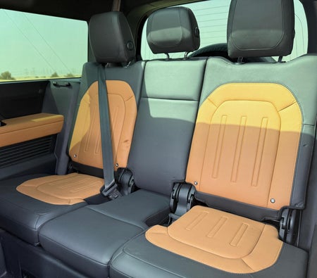 Land Rover Defender 2023