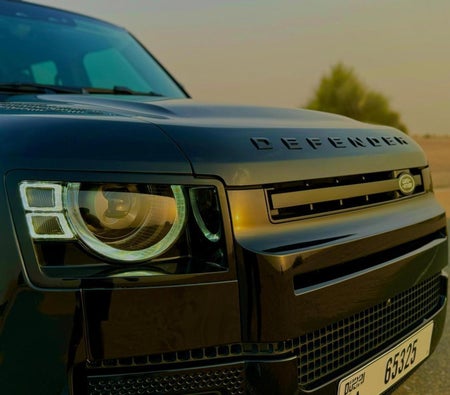 Black Land Rover Defender 2024