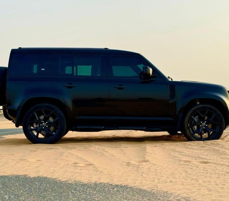 Black Land Rover Defender 2024