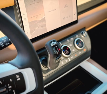 Land Rover Defender 2025
