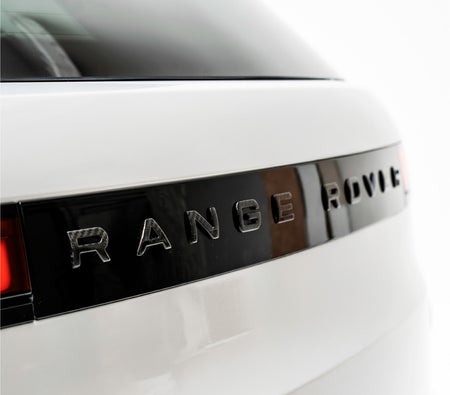 Жемчужно-белый Land Rover Range Rover Sport SV Edition One 2024 год