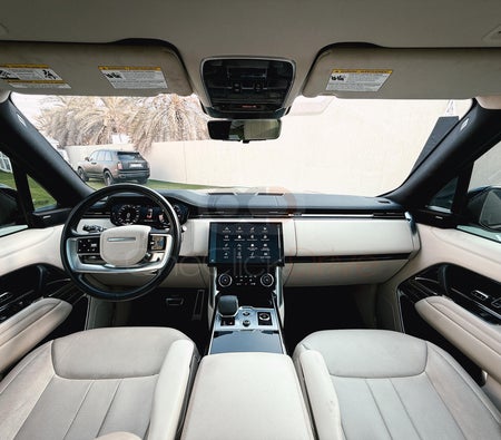 White Land Rover Range Rover Vogue 2023