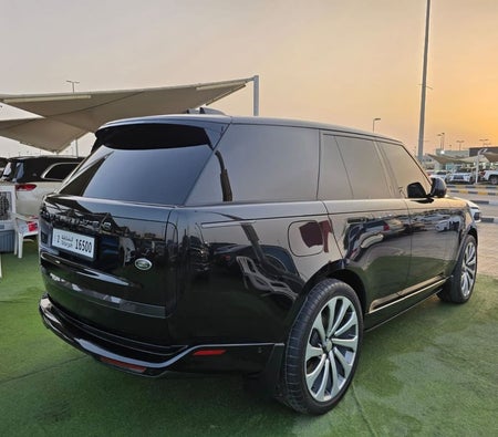 Black Land Rover Range Rover 2023