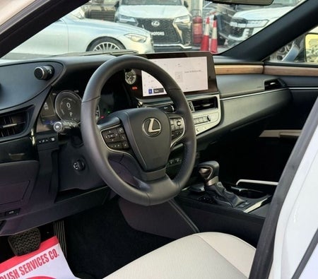 Weiß Lexus ES 300h 2024