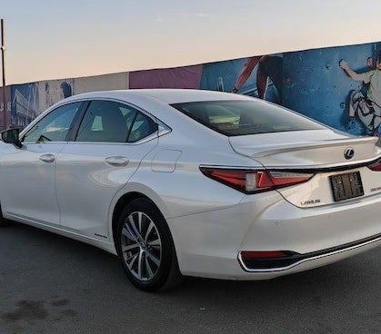 Bianca Lexus ES 300h 2020