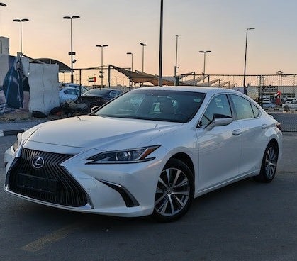 Lexus ES 300h 2020, photo 2 of 4
