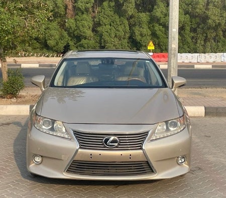 Lexus ES 300h 2015, photo 2 of 4
