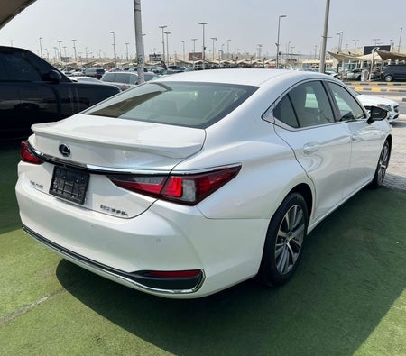 White Lexus ES 300h 2019