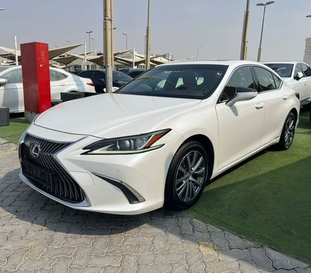 Lexus ES 300h  2019, photo 3 of 4