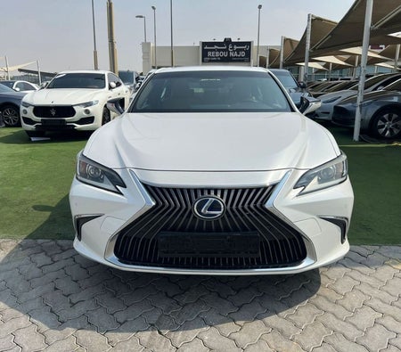 Lexus ES 300h  2019, photo 2 of 4