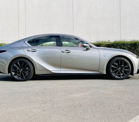 D'argento Lexus IS350 2023