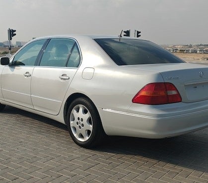 White Lexus LS 430 2001