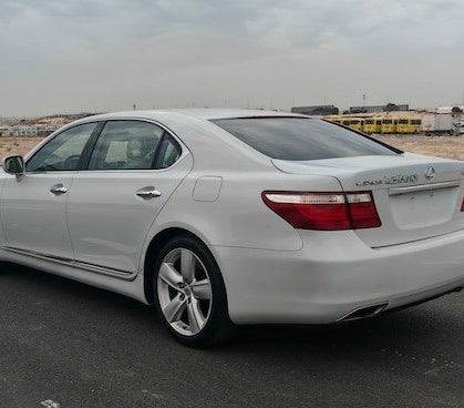White Lexus LS 460L 2009