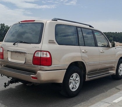 Gold Lexus LX 470 1998