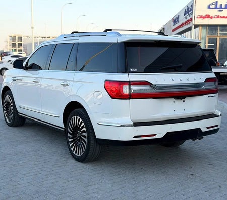 White Lincoln Navigator Presidential 2020