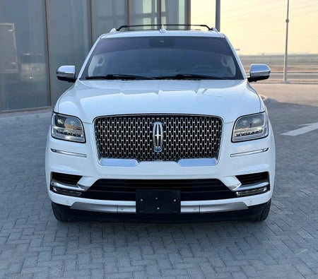 White Lincoln Navigator Presidential 2020