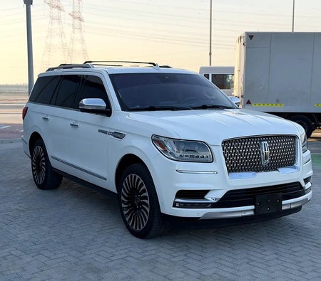 White Lincoln Navigator Presidential 2020