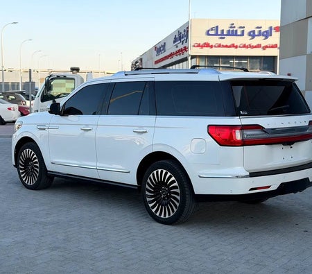 White Lincoln Navigator Presidential 2020