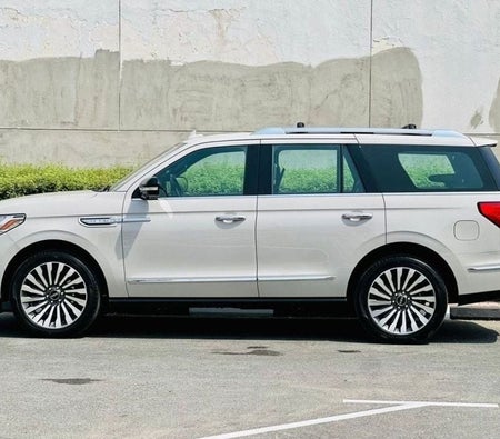 White Lincoln Navigator 2019