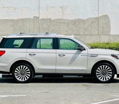 White Lincoln Navigator 2019