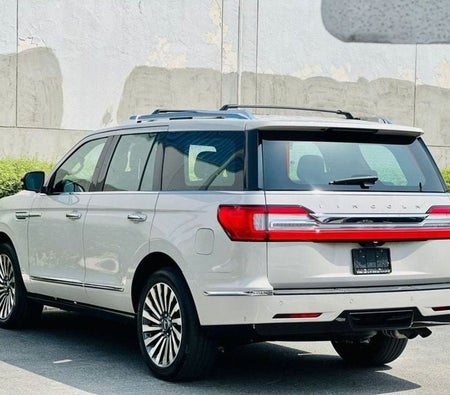 White Lincoln Navigator 2019