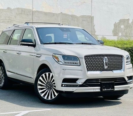 White Lincoln Navigator 2019