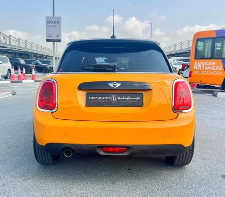 Желтый Mini Cooper 2016 год
