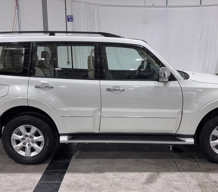 Blanc Mitsubishi Pajero GLS MID 2018