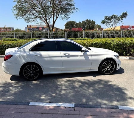 Белый Mercedes Benz C200 2020 год