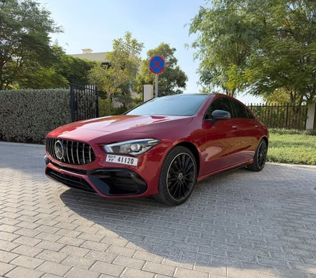 Красный Mercedes Benz CLA 250 2023 год Красный Mercedes Benz CLA 250 2023 год